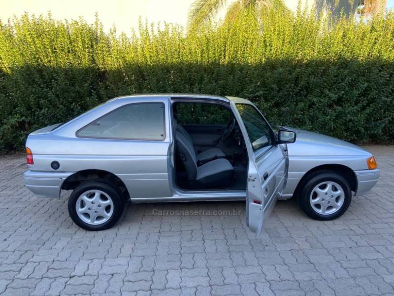 FORD - ESCORT - 1993/1993 - Prata - R$ 28.900,00