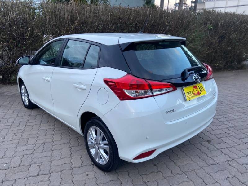 TOYOTA - YARIS - 2018/2019 - Branca - R$ 77.900,00