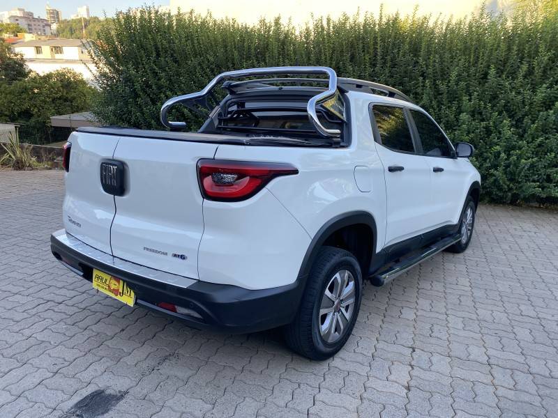 FIAT - TORO - 2016/2017 - Branca - R$ 84.850,00