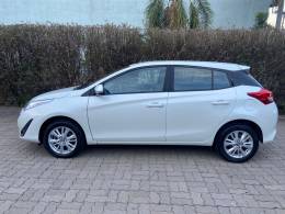TOYOTA - YARIS - 2018/2019 - Branca - R$ 77.900,00