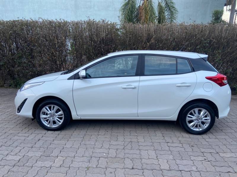 TOYOTA - YARIS - 2018/2019 - Branca - R$ 77.900,00