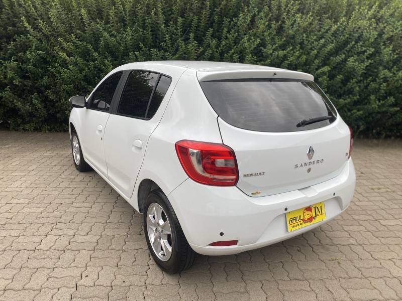 RENAULT - SANDERO - 2015/2015 - Branca - R$ 42.900,00