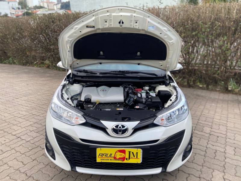 TOYOTA - YARIS - 2018/2019 - Branca - R$ 77.900,00