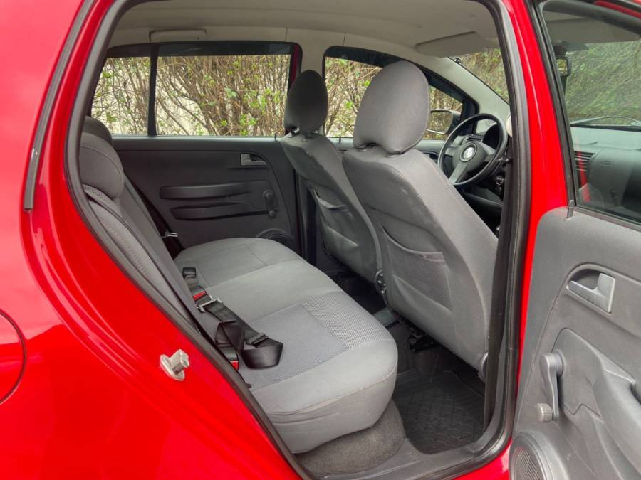 VOLKSWAGEN - FOX - 2009/2010 - Vermelha - R$ 26.900,00