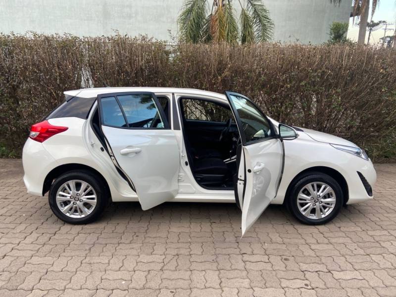 TOYOTA - YARIS - 2018/2019 - Branca - R$ 77.900,00