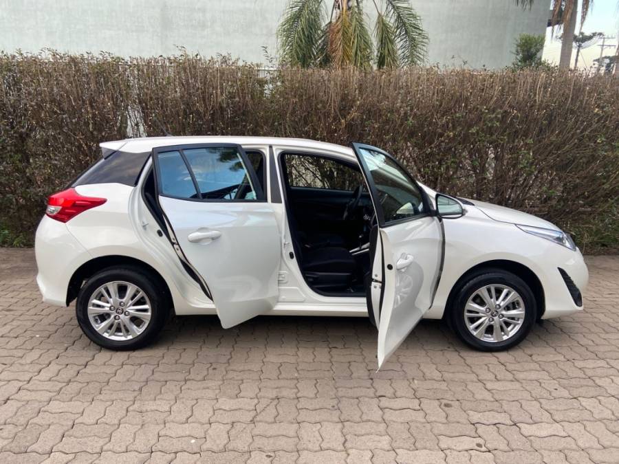 TOYOTA - YARIS - 2018/2019 - Branca - R$ 77.900,00