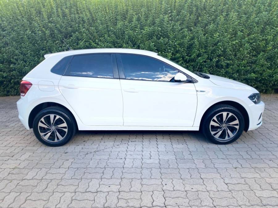 VOLKSWAGEN - POLO - 2018/2019 - Branca - R$ 68.900,00