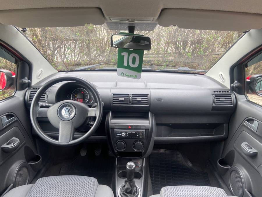 VOLKSWAGEN - FOX - 2009/2010 - Vermelha - R$ 26.900,00