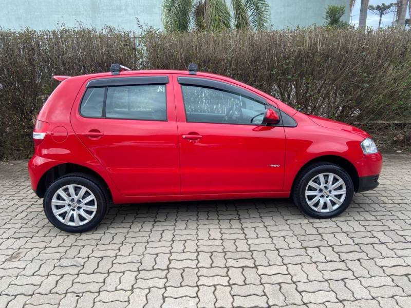 VOLKSWAGEN - FOX - 2009/2010 - Vermelha - R$ 26.900,00