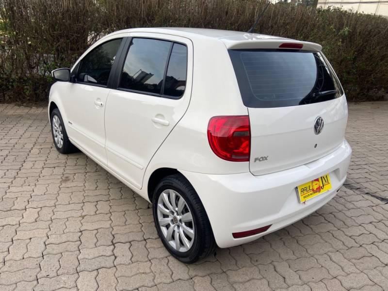 VOLKSWAGEN - FOX - 2013/2014 - Branca - R$ 42.900,00