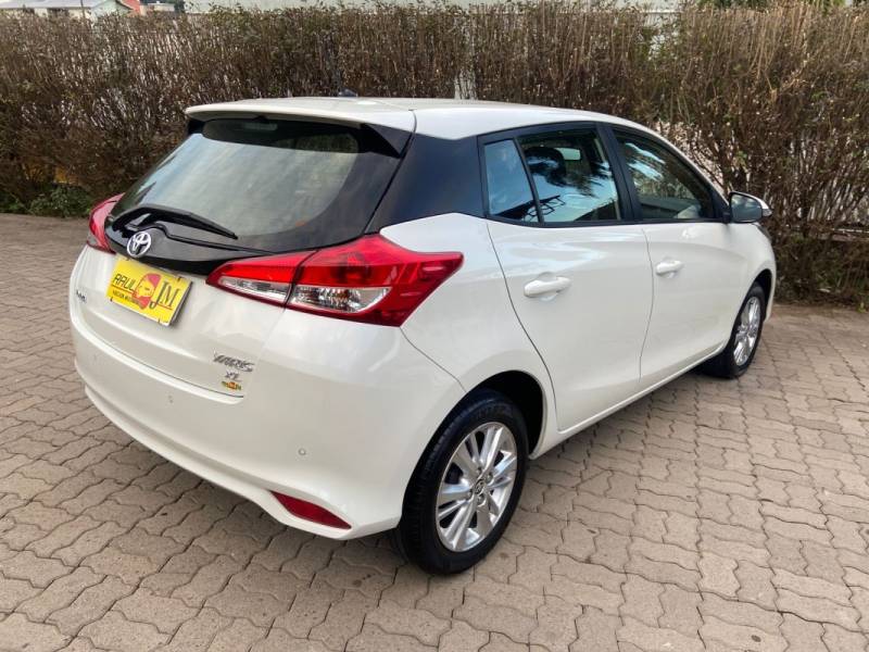 TOYOTA - YARIS - 2018/2019 - Branca - R$ 77.900,00