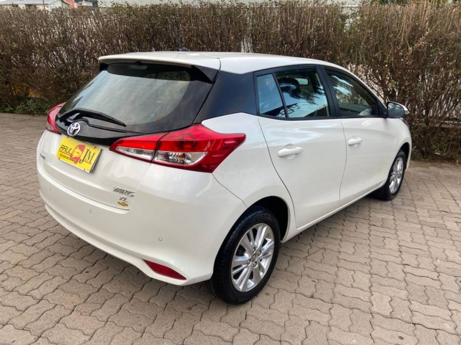 TOYOTA - YARIS - 2018/2019 - Branca - R$ 77.900,00