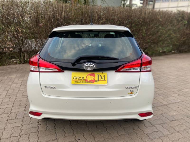 TOYOTA - YARIS - 2018/2019 - Branca - R$ 77.900,00