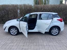 TOYOTA - YARIS - 2018/2019 - Branca - R$ 77.900,00