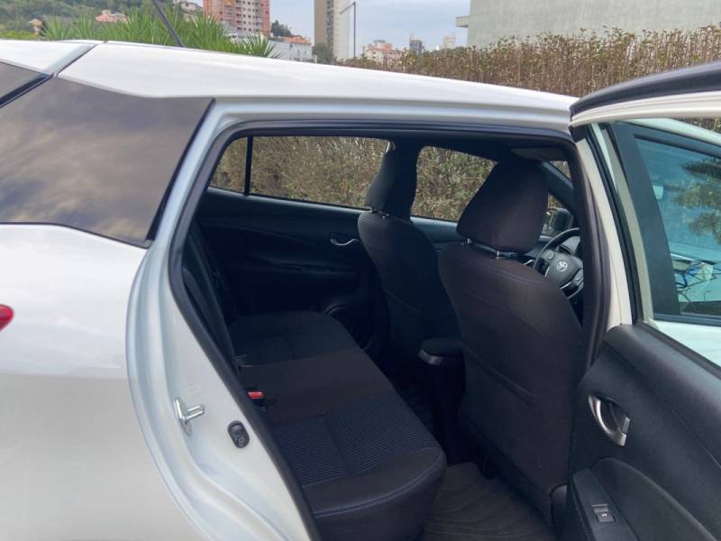 TOYOTA - YARIS - 2018/2019 - Branca - R$ 77.900,00