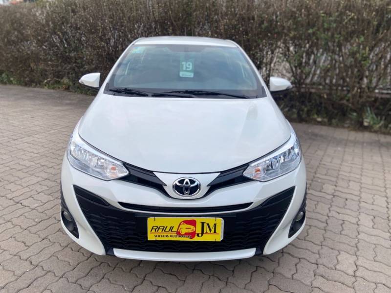 TOYOTA - YARIS - 2018/2019 - Branca - R$ 77.900,00