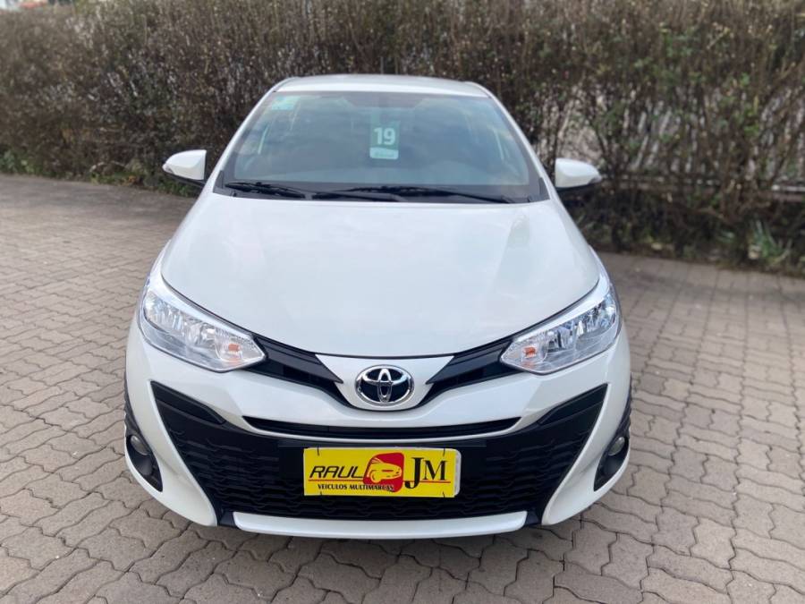 TOYOTA - YARIS - 2018/2019 - Branca - R$ 77.900,00