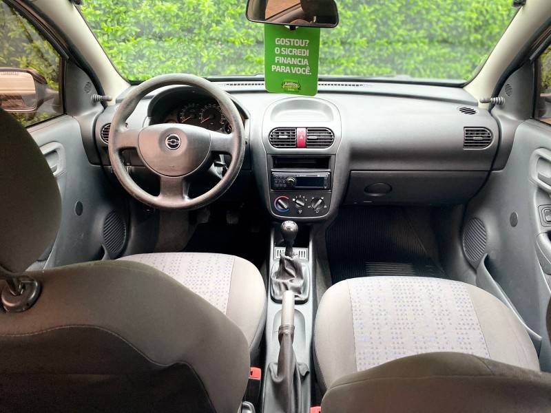CHEVROLET - CORSA - 2010/2011 - Prata - R$ 30.900,00