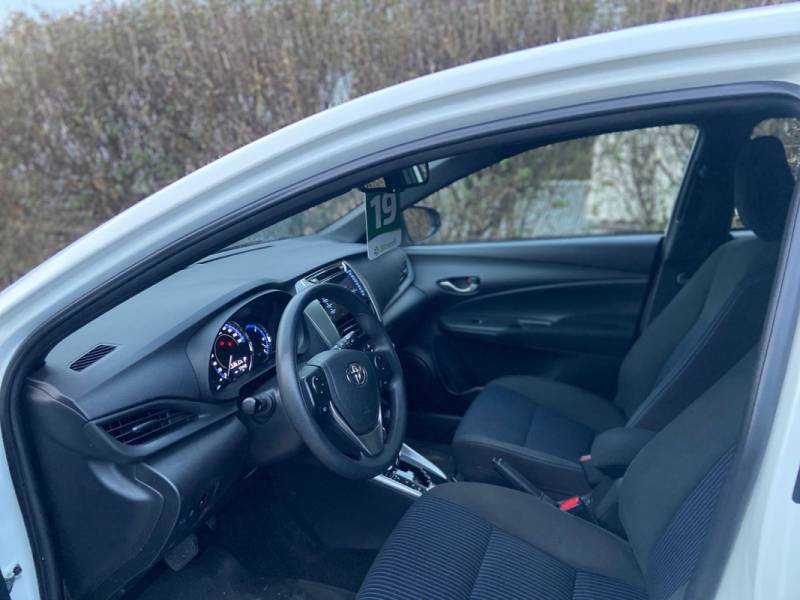 TOYOTA - YARIS - 2018/2019 - Branca - R$ 77.900,00