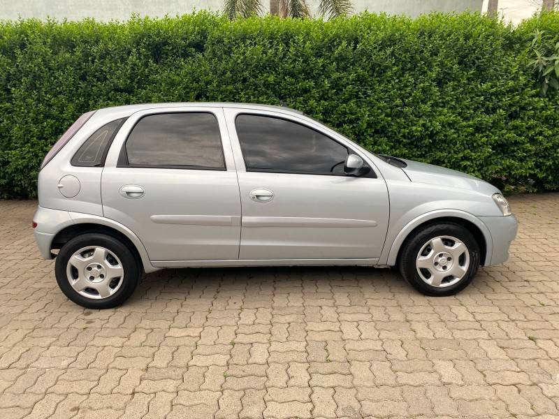 CHEVROLET - CORSA - 2010/2011 - Prata - R$ 30.900,00