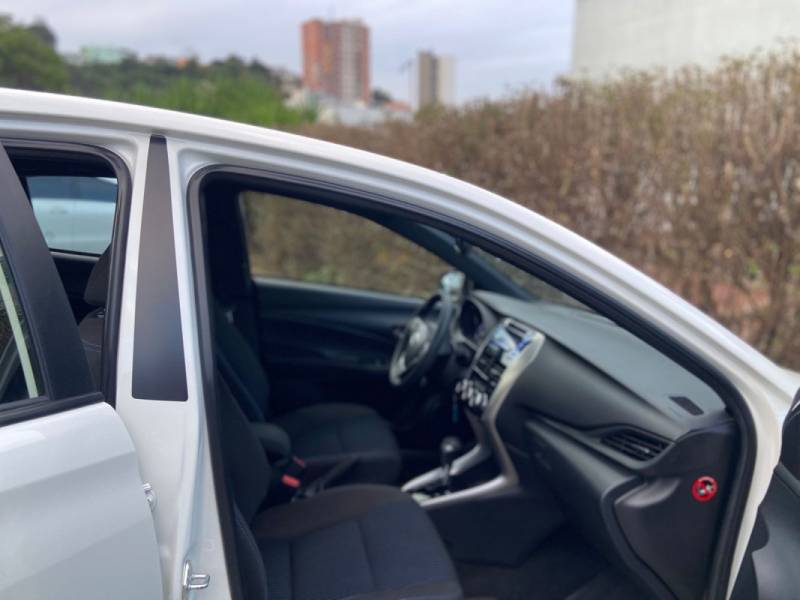 TOYOTA - YARIS - 2018/2019 - Branca - R$ 77.900,00