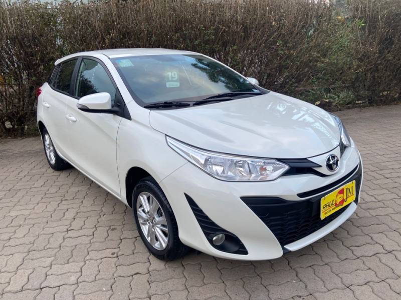 TOYOTA - YARIS - 2018/2019 - Branca - R$ 77.900,00